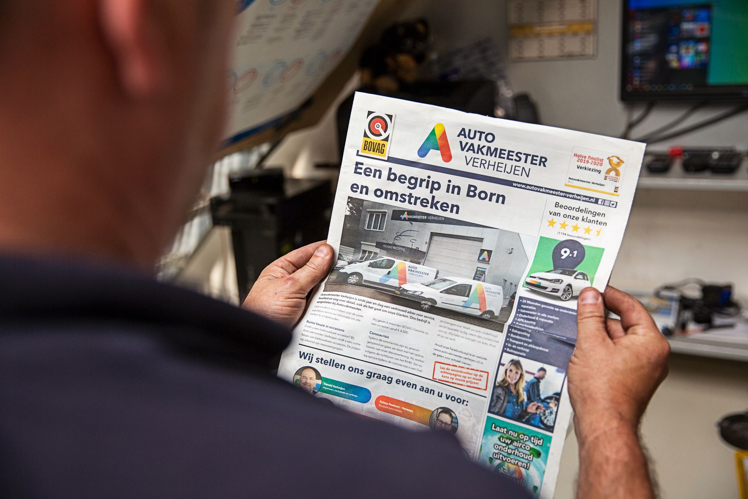 verheijen met krantje.jpg